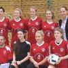 Die B-Juniorinnen des SV Mering gehen als Augsburger Kreismeister in Ottobeuren bei den schwäbischen Meisterschaften an den Start. Unser Bild zeigt hinten von links: Anika Behrendt, Stefanie Mittermeier, Laura Weißenböck, Julia Schwörer und Spielleiterin Melanie Kois. Vorne von links Trainer Jörg Manthey, Benita Behrendt, Lea Patriok und Lena Greiner. 