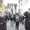 Die Abordnungen von Hunderten von Vereinen zogen beim Bezirksschützentag in Wemding durch die Altstadt.