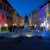Die ersten Augsburger "Light Nights" haben viele Menschen auf die Straßen gelockt, um das Spektakel mit zu verfolgen.