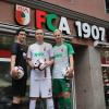 Die Balljongleure Samuel Weller (Ausweichtrikot), René Matussek (Heimtrikot) und Chris Bennet Bröker (Auswärtstrikot) von der "freestyle Academy" präsentieren die neuen FCA-Trikots.