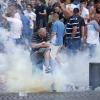 Bei Zusammenstößen zwischen englischen und russischen Hooligans in Marseille explodiert einen Tränengasgranate der Polizei unter einem England-Anhänger.