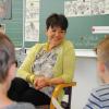 Im Abschiedsinterview mit ihren letzten Schülern fasste Iris Schäffler 41 Jahre Schulzeit zusammen. 	