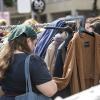 Auf Flohmärkten kann man günstige Kleidung finden. Ein 34-Jähriger wollte in Augsburg mit gefälschten Markenklamotten einen Reibach machen.