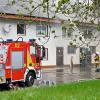 Ein großes Aufgebot an Einsatzkräften kämpft gegen die Flammen an einem landwirtschaftlichen Anwesen in Scheuring. Das Wohnhaus konnte bisher geschützt werden.