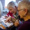 Dagmar Hirche (Mitte) hat schon 8000 Senioren in ganz Deutschland die Angst vor dem Internet genommen. Heute bietet sie eine „digitale Kneipe“ an.  	
