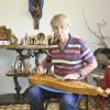 Ulrich Wisskirchen aus Tapfheim liebt Musik über alles. Häufig spielt er auf selbst konstruierten Instrumenten wie hier auf seinem Dulcimer. 	 	
