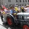 Der traditionelle Plärrerumzug führt über den Rathausplatz zum Festgelände am Plärrer. 2000 Teilnehmer sind stets dabei. 