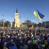 Demonstranten versammeln sich während einer Kundgebung zur Unterstützung der Ukraine gegen die Invasion Russlands in Tallinn in Estland.