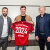 Sportdirektor Hasan Salihamidzic, Thomas Müller und Vorstandschef Oliver Kahn präsentieren die Vertragsverlängerung des Nationalspielers bis 2024.