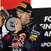 Sebastian Vettel kostet den Sieg aus und gibt dem Pokal ein Küsschen.