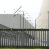 Schutz vor Terrorangriffen veranlasst die Betreiber des Kernkraftwerks Gundremmingen, zwei 105 Meter lange, zehn Meter hohe und 85 Zentimeter dicke Betonmauern entlang den Längsseiten des Zwischenlagers zu bauen.