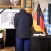 Bayerns Ministerpräsident Markus Söder verneigt sich vor dem Porträt von Franz Beckenbauer.