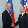 Joe Biden (l), damaliger Vizepräsident der USA, gibt Wladimir Putin, Präsident von Russland, die Hand. Der russische Präsident hat einem Gipfeltreffen mit seinem US-Kollegen zugestimmt.