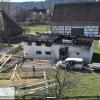 Ein Feuer hat diese 350 Jahre alte Sölde im Bauernhofmuseum in Illerbeuren zerstört. Nun soll das Bauernhaus wieder aufgebaut werden. Zuerst wird es aber mit einem Notdach versehen. Wer den Wiederaufbau bezahlt, steht noch nicht fest. 	