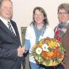 Blumen für die neue Dirigentin: Josef Fuchs, Vorsitzender der Chorgemeinschaft Kettershausen-Bebenhausen, und Stellvertreterin Andrea Natter (rechts), bedankten sich bei Maria Keßler-Rothdach (Mitte). 