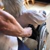 Wer pflegebedürftig ist und zum Beispiel im Rollstuhl sitzt, kann nicht mehr Auto fahren. Was kann man dann tun?