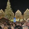 Der Weihnachtsmarkt auf dem Ulmer Münsterplatz hat seine Tore eröffnet. Bis einschließlich Donnerstag, 22. Dezember, werden in den 120 Buden Waren, Getränke und Speisen verkauft.