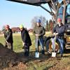 Für einen symbolischen Baubeginn im Gewerbegebiet Unterroth greifen die
Beteiligten zum Spaten: (von links) Werner Högerle, Bürgermeister Norbert Poppele, Markus Haas und Sebastian Sturm. 