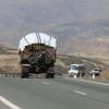 Ein vollbepackter Lastwagen mit Sachen von Flüchtlingen aus Berg-Karabach ist in den Serpentinen des Südkaukasus unterwegs.