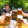 Bevor die Menschen in Bayern ihren Besuch im Biergarten genießen dürfen, müssen sie wegen der Corona-Krise ihre Kontaktdaten angeben.