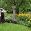 Auch Gudrun Staudinger und ihr Mann Udo Leusmann genossen den Rundgang durch die Gartenoase ihrer Nachbarin Christiane Hellmich. 	