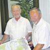 Max Schmid (rechts) erläuterte dem Gemeinderat Ebershausen den Verlauf des Wassernotverbundes mit den Stadtwerken Krumbach. Bürgermeister Herbert Kubicek bedankte sich für die umfangreichen Ausarbeitungen.  