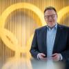 Torsten Burmester, Vorstandschef des Deutschen Olympischen Sportbunds, steht im Gebäude des DOSB.