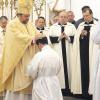 Weihbischof Wolfgang Bischof weiht Frater Clau Martin Biehler durch Handauflegen zum Diakon.  