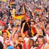 Fußballfans schauen sich am Samstag beim Public Viewing auf dem Heiligengeistfeld in Hamburg das EM-Gruppenspiel Deutschland gegen Portugal an. 