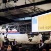 Das aus Fundstücken rekonstruierte malaysische Passagierflugzeug MH17 wird in Gilze-Rijen auf einer Pressekonferenz präsentiert. Nach Untersuchungen des niederländischen Sicherheitsrats soll das Flugzeug im vergangenen Jahr über der Ostukraine von einer Luftabwehrrakete abgeschossen worden sein.