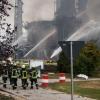 Nach der Explosion in einer Raffinerie bei Vohburg galt es für die Feuerwehr, den Großbrand zu löschen.