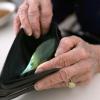Eine ältere Frau öffnet ihr Portemonnaie. (Archivbild)