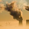 Das Kohlekraftwerk Mehrum und Windräder produzieren Strom. Ein möglicher CO2-Preis, ob als Steuer, Abgabe oder Emissionshandel, soll den Ausstoß von Treibhausgasen verteuern und damit klimafreundliche Technologien fördern.