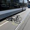 In Ulm ist ein Fahrradfahrer von einer Straßenbahn erfasst und schwer verletzt worden. 