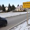 In Wallenhausen ist der Anhalter in das Auto der 20-Jährigen eingestiegen. In Biberberg stieg er wieder aus, nachdem er sie mit einem Küchenmesser und Tabletten bedroht hatte. 