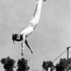 Dieses Foto zeigt den Turner Karl Bidell beim Salto-Abgang vom Reck im Jahr 1947, als der TSV Weißenhorn sein Hundert-Jahr-Jubiläum feierte.