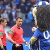 Etwas entgeistert schaut Schiedsrichter Felix Zwayer das Schalke-Maskottchen Erwin an, als dieses ihm nach dem Schlusspfiff eine Rote Karte entgegenstreckt. Kurz zuvor hatte Zwayer den Königsblauen einen Handelfmeter verweigert. 	