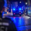 Polizeifahrzeuge stehen der Nähe des Münsterplatzes. Die Polizei hat eine Geiselnahme am Ulmer Münsterplatz mit Hilfe von Schusswaffengebrauch beendet.