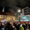 Mehrere Tausend Menschen zogen am Freitagabend bei einem "Corona-Spaziergang" durch Ulm, wie hier in der Neuen Mitte. Die Polizei machte keine Angaben zur Zahl der Teilnehmenden. 