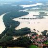 Der Rückstau der Ussel (links) aufgrund des extremen Hochwassers, das die Donau (oben) an Pfingsten 1999 führte, setzte wieder einmal vor allem auch die Rennertshofener Ortsteile Stepperg (im Bild) und Hatzenhofern unter Wasser.