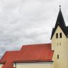 Die St.-Nikolaus-Kirche in Sinning: außen unspektakulär, innen nach Meinung einiger Experten ein „Rokkokojuwel“. 
