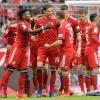 Die Spieler des FC Bayern München jubeln über den Treffer zum 2:0 gegen Hannover 96.