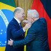 Bundeskanzler Olaf Scholz umarmt beim Staatsbesuch in Brasilien Ende Januar Präsident Luiz Inácio Lula da Silva (r). Vor Ort zeigte Scholz sich zuversichtlich, dass es beim Freihandelsabkommen rasch zu einem Abschluss kommt.