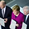 Sie geht in ihre vierte Amtszeit: Bundeskanzlerin Angela Merkel (CDU) bei der Unterzeichnung des Koalitionsvertrags mit Olaf Scholz (SPD, links) und Horst Seehofer (CSU).