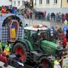 Vor grauem Himmel wirkte der Gablinger Faschingsumzug noch bunter. Das Regenwetter konnte den 6000 Faschingsliebhabern, die entlang der Hauptstraße feierten, nichts anhaben. Die 30 Wagen, Fußgruppen und Musikkapellen sorgten für jede Menge Spaß und ließen Süßigkeiten auf die Zuschauer regnen.