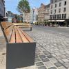 Sitzmöglichkeiten kennt man aus der Fußgängerzone in der Maximilianstraße. Nun wird eine Art Mini-Bühne installiert. 