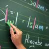 Wer die islamische Religion studieren will, muss erst einmal den Koran lesen lernen. In Bayern ist der Unterricht bislang noch ein Modellprojekt an rund 340 Schulen.