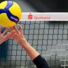 Ein Volleyballspieler spielt den Ball.