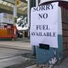 „Entschuldigung, kein Benzin verfügbar“: Zettel an einer Tankstelle im englischen Bracknell unweit von London.