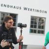 Das Wertinger Jugendhaus unter der Führung von Tobias Kolb den ersten Preis beim Wettbewerb „Zivilcourage“ geholt. 500 Euro gab es für ihren vierminütigen Film. Gedreht wurde Anfang des Jahres in der Unterführung des Laugnakreisels in Wertingen. Das Bild zeigt ein Teil des Filmteams, von links Marco, Murat, Jonas, Selcuk und Stadtjugendpfleger Tobias Kolb. 